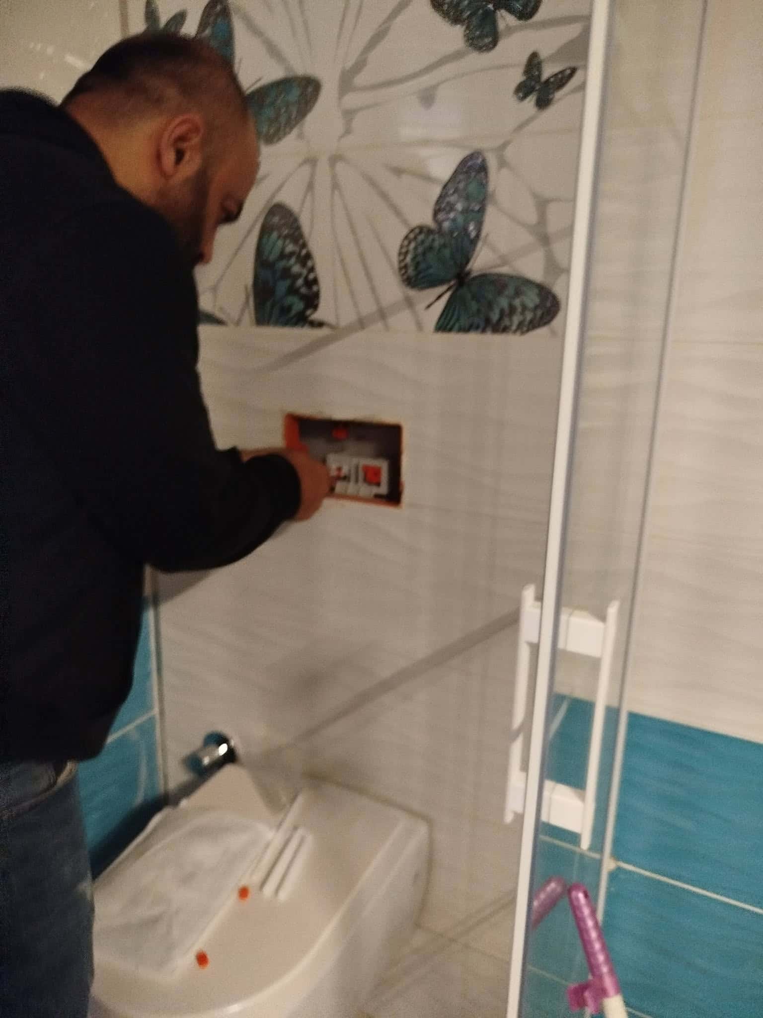Gömme rezervuar tamiri yapan su tesisatçısı